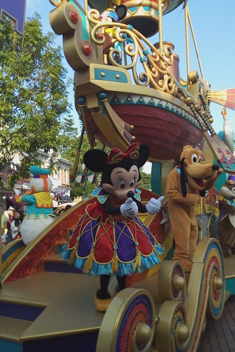 Minnie and Pluto in a Disney World parade