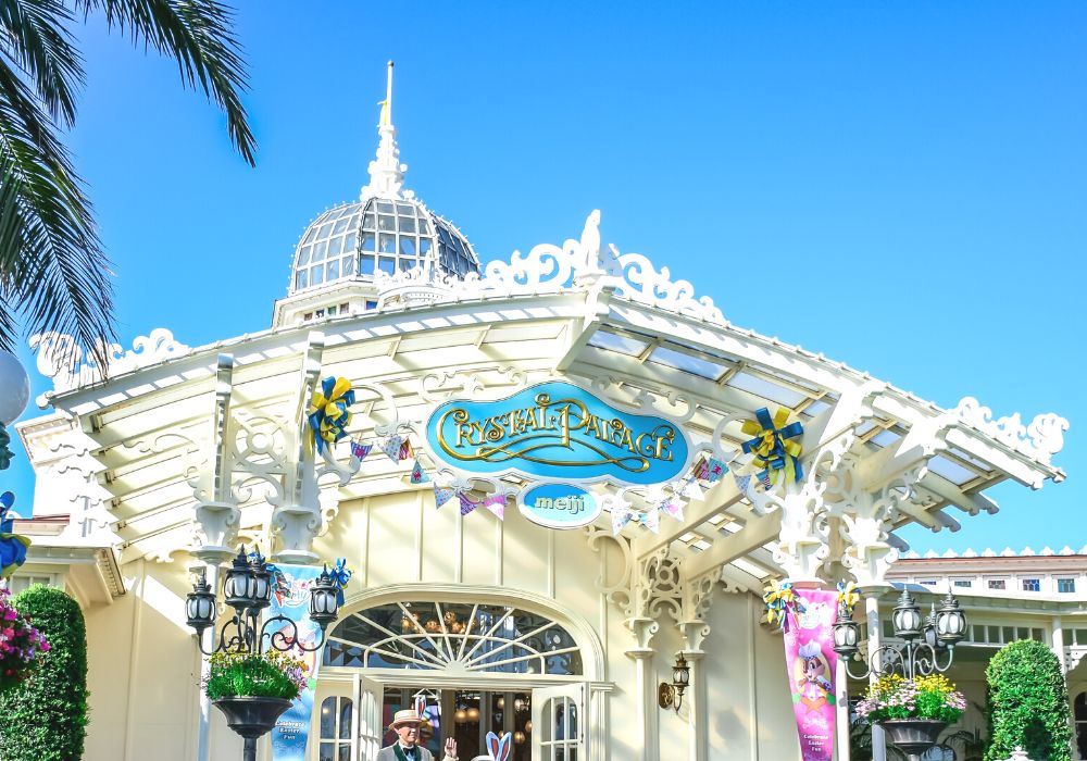 entrance to the crystal palace restaurant